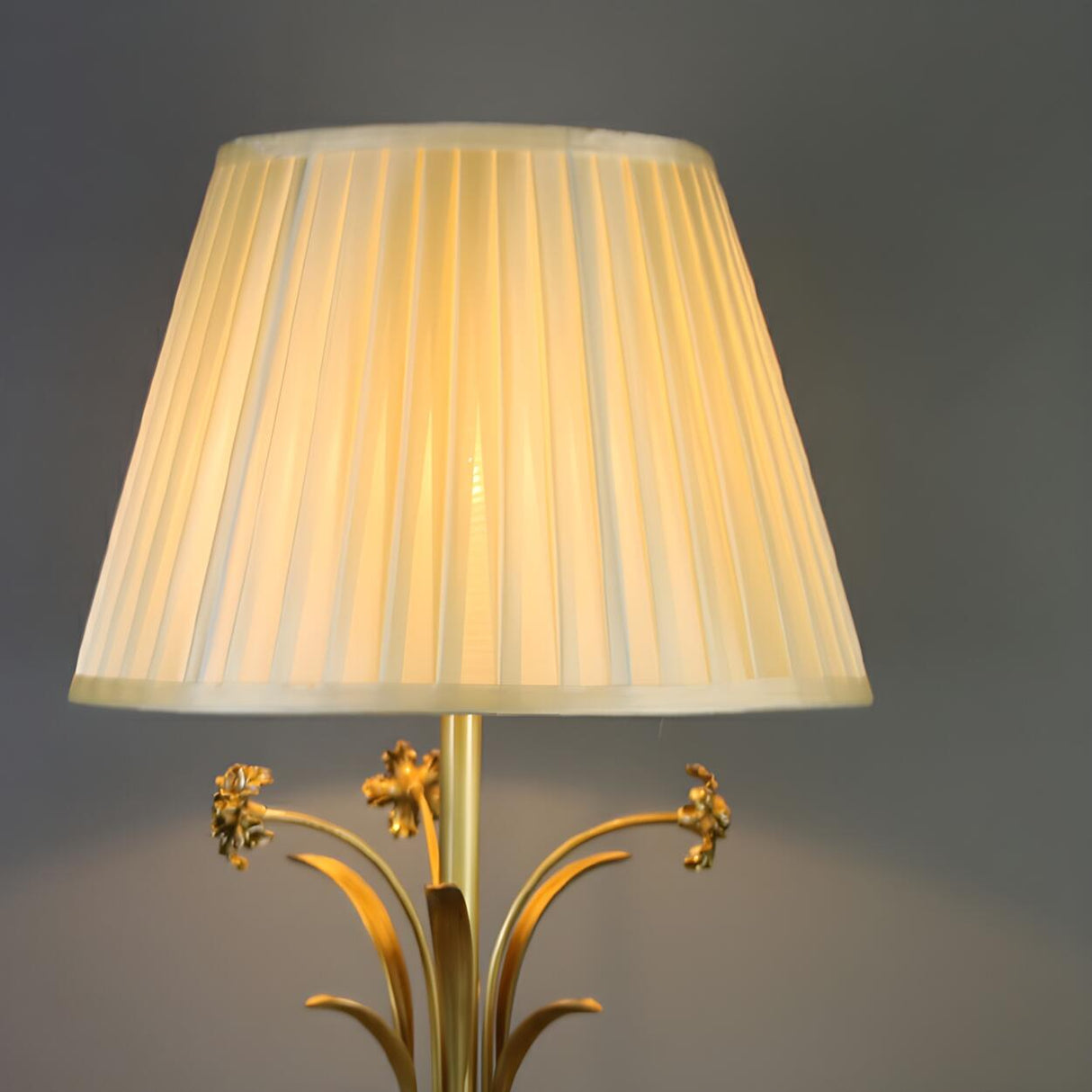 Artistic Elegant Gold Floral Metal Base Table Lamp Image - 9