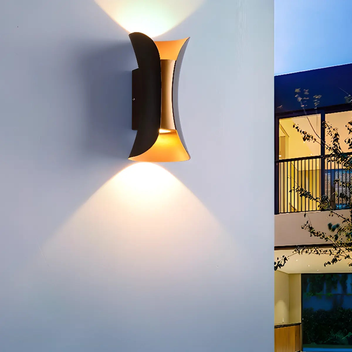 Black Modern Curved Aluminum Outdoor LED Wall Light Image - 1