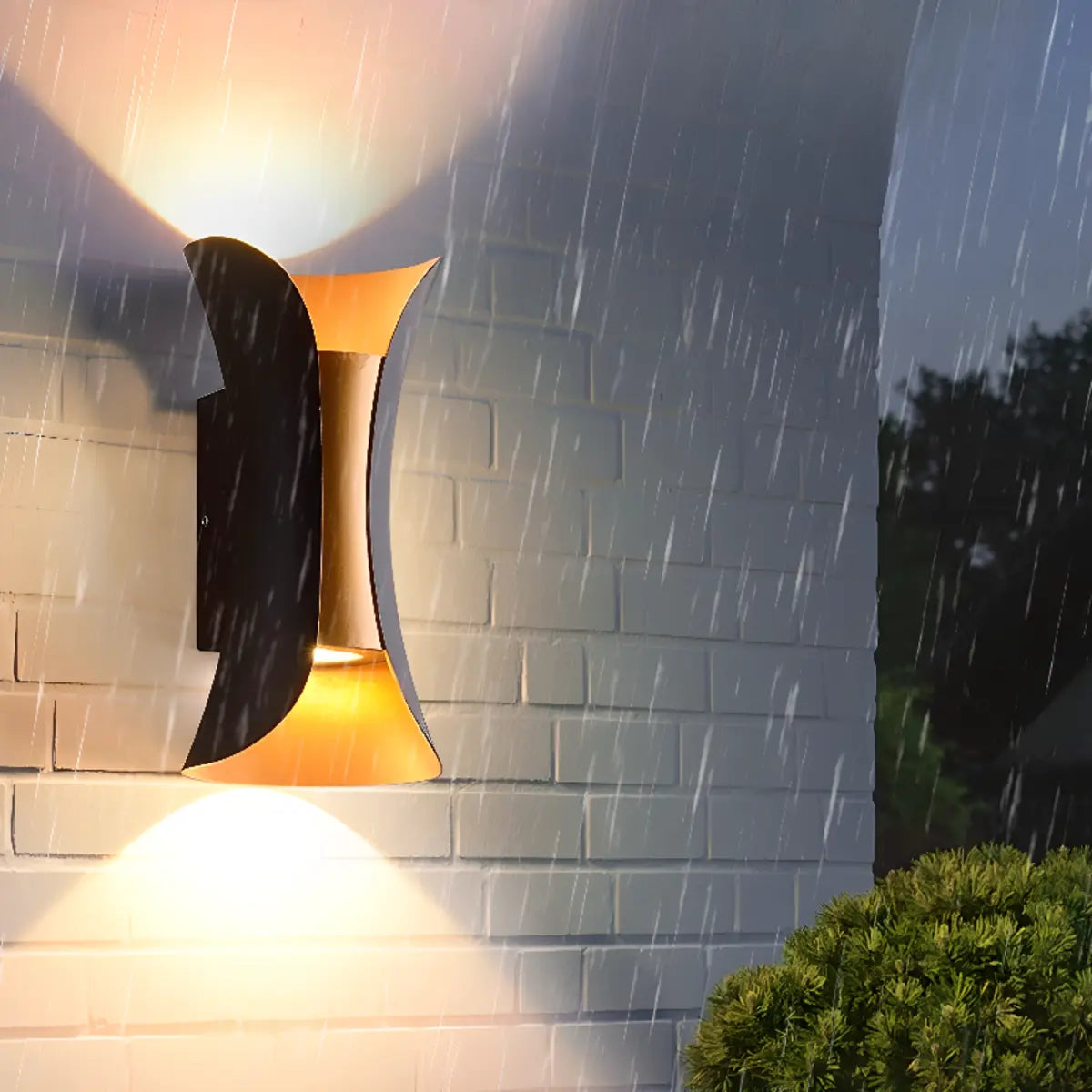 Black Modern Curved Aluminum Outdoor LED Wall Light Image - 4