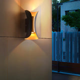 Black Modern Curved Aluminum Outdoor LED Wall Light Image - 6