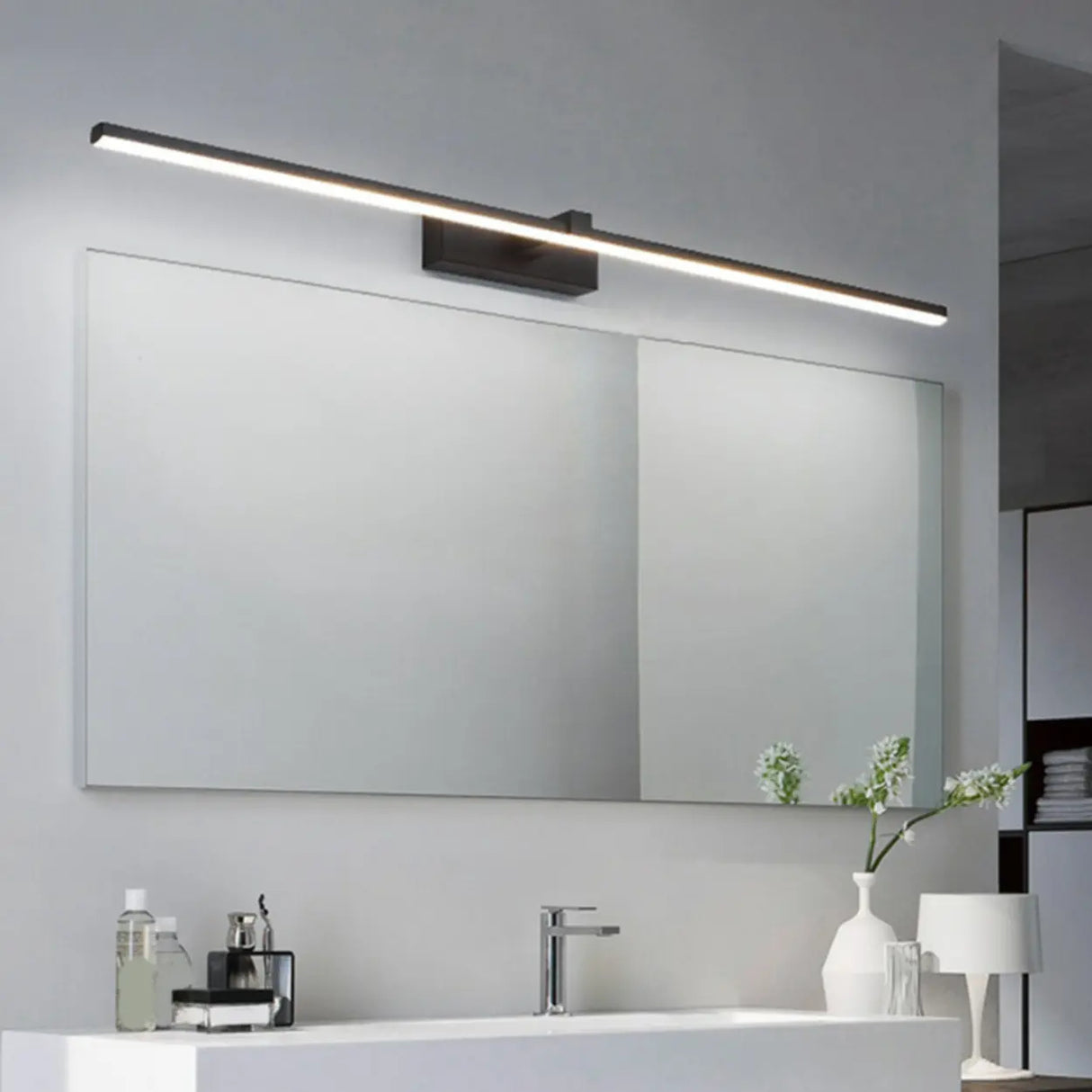 Black Modern Linear LED Bathroom Metal Vanity Light Image - 3