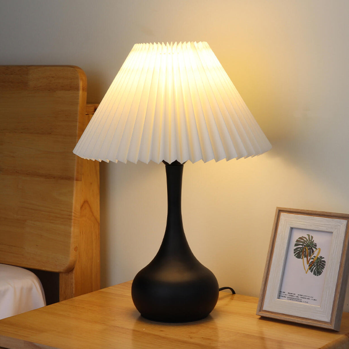 Classic Black Vase-Shaped Base LED Bedside Table Lamp Image - 1