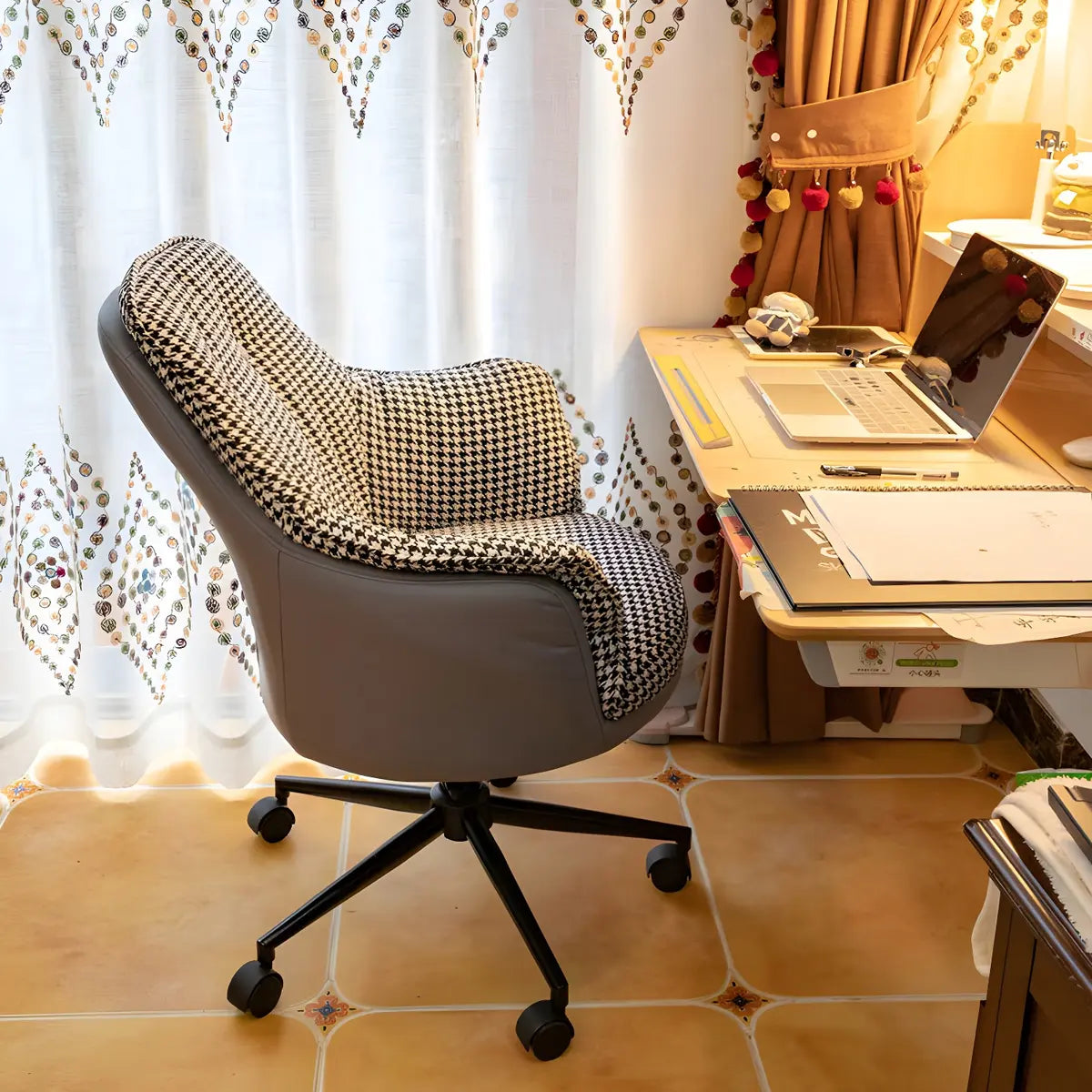 Contemporary Houndstooth Office Chair with Wheels Image - 20