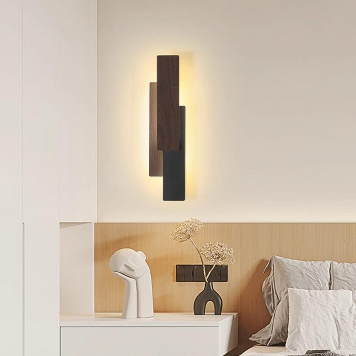 Contemporary Vertical Tiered Wall Sconce Image - 4