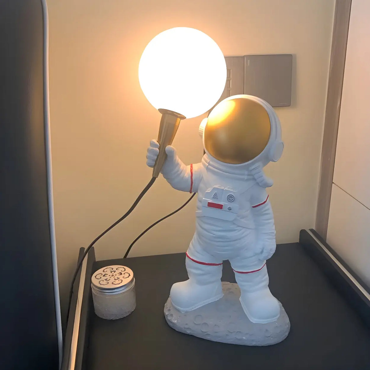 Creative Astronaut Resin Moonlight Globe Table Lamp Image - 10