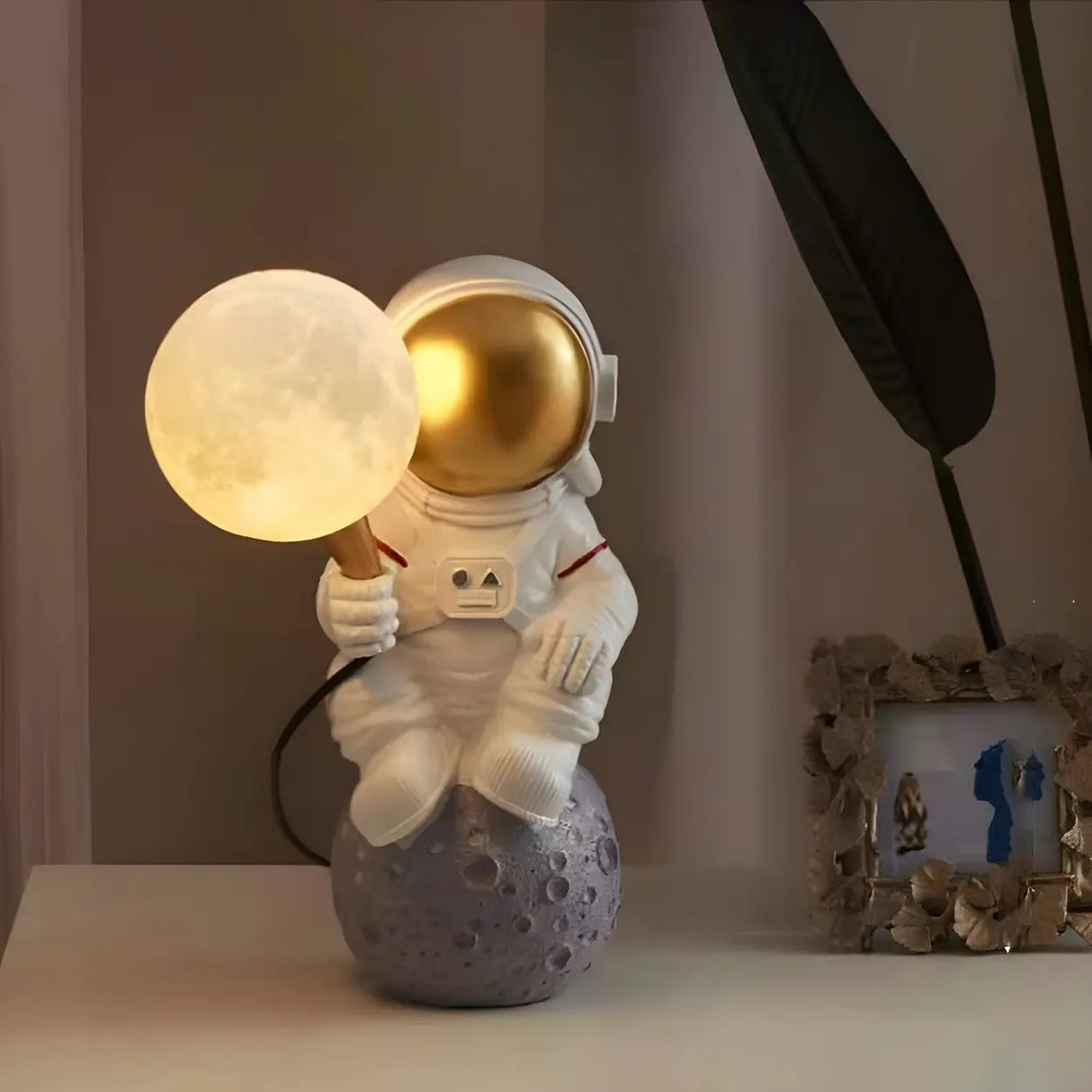 Creative Astronaut Resin Moonlight Globe Table Lamp Image - 12