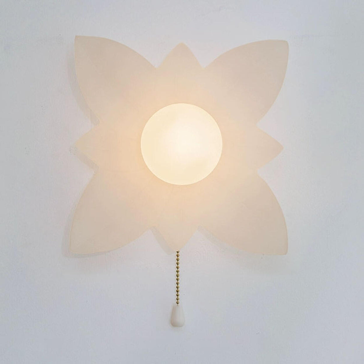 Flower-Shaped Wall Sconce with Pull Chain Switch Image - 2