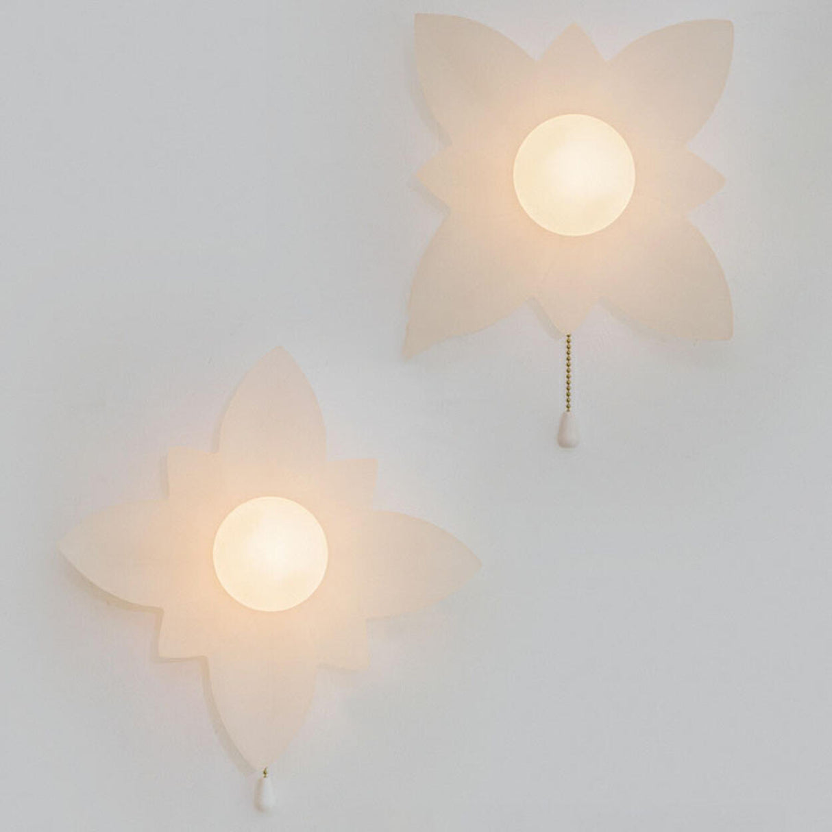 Flower-Shaped Wall Sconce with Pull Chain Switch Image - 3