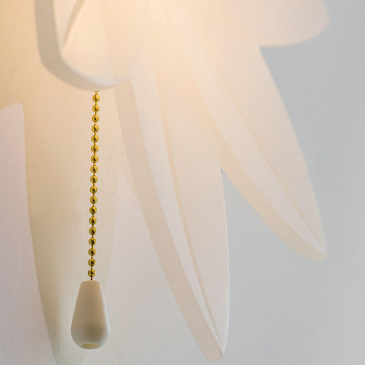 Flower-Shaped Wall Sconce with Pull Chain Switch Image - 4