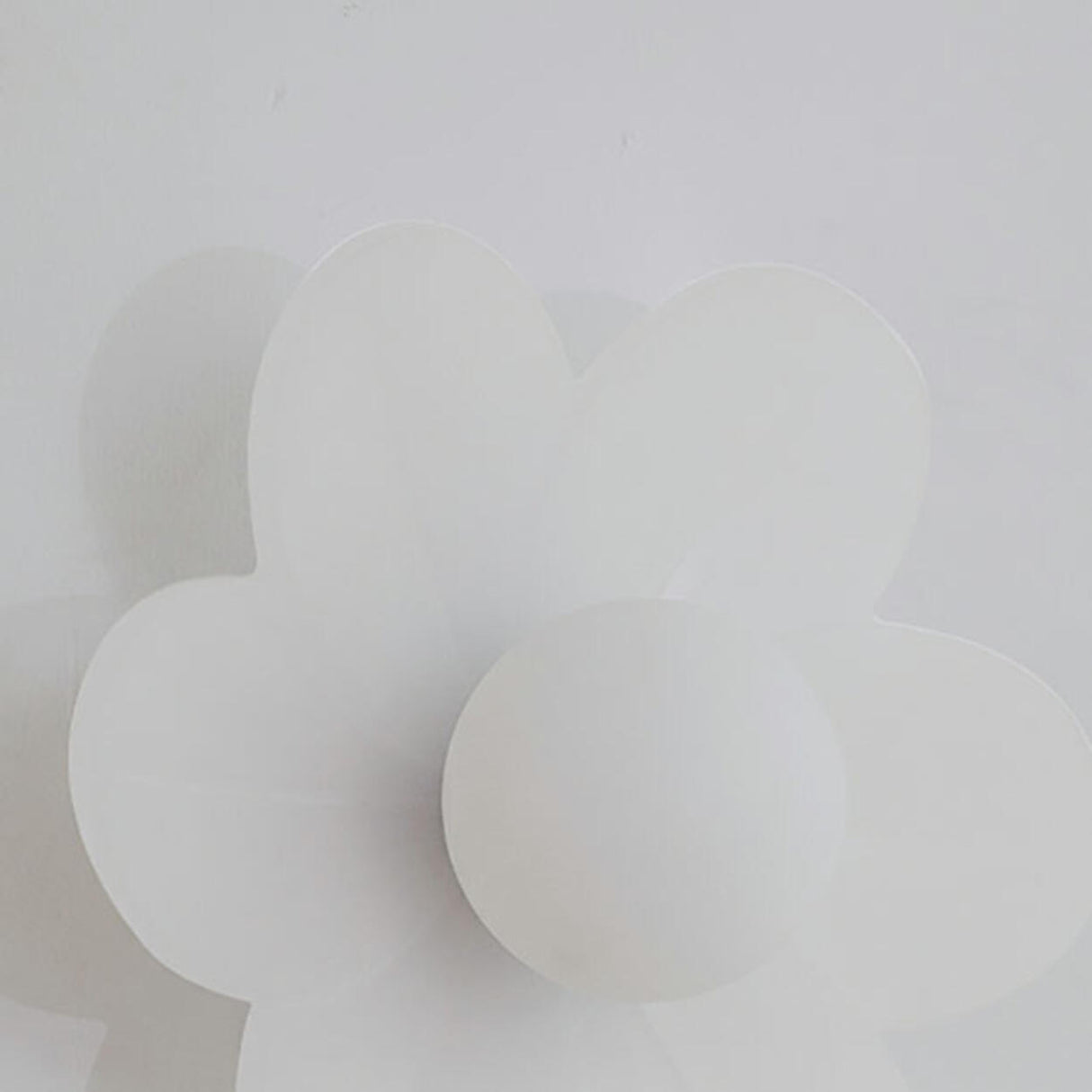 Flower-Shaped Wall Sconce with Pull Chain Switch Image - 9