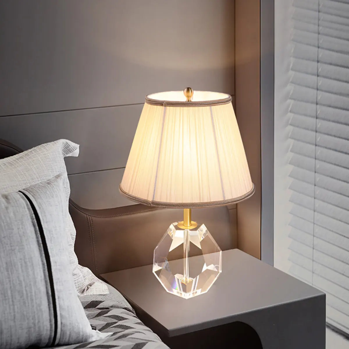 Geometric Pear Shape Clear Base Bedside Table Lamp Image - 10