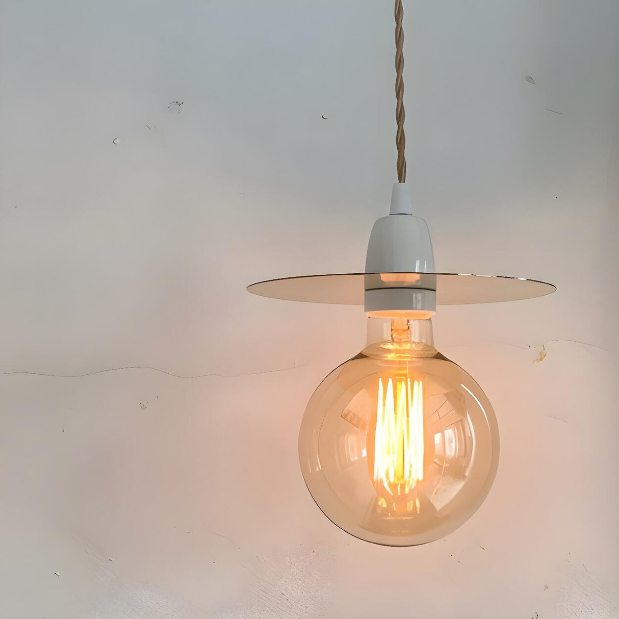 Industrial Retro Amber Glas Globe Pendant Light Image - 2