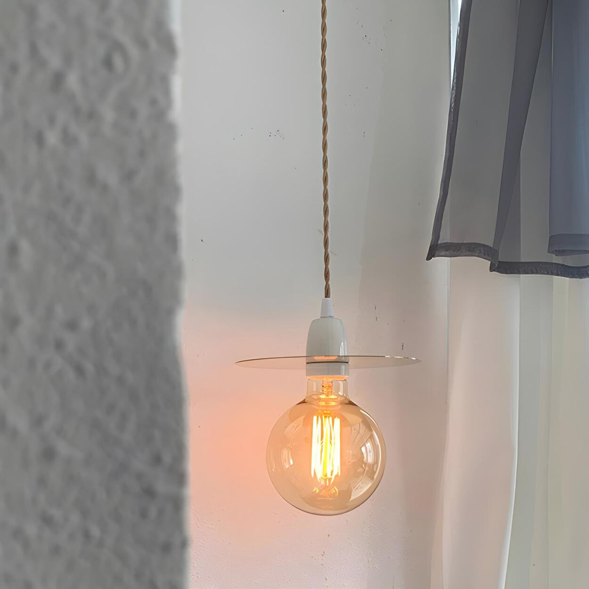 Industrial Retro Amber Glas Globe Pendant Light Image - 3