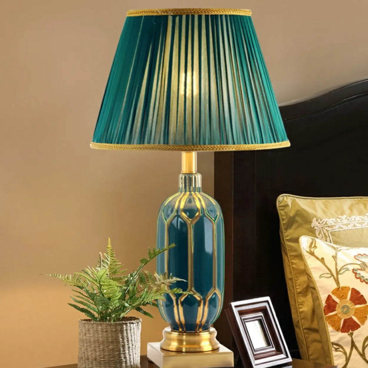 Luxe Green Vase Table Lamp with Push Button Switch Image - 4