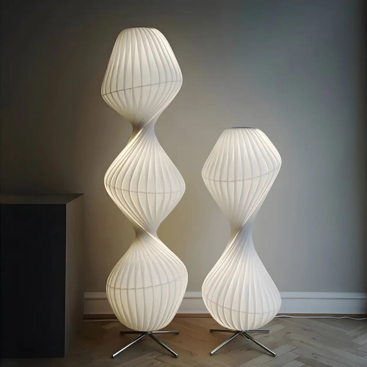 Mid-Century White Twisted TR33 Stehleuchte Floor Lamp Image - 1