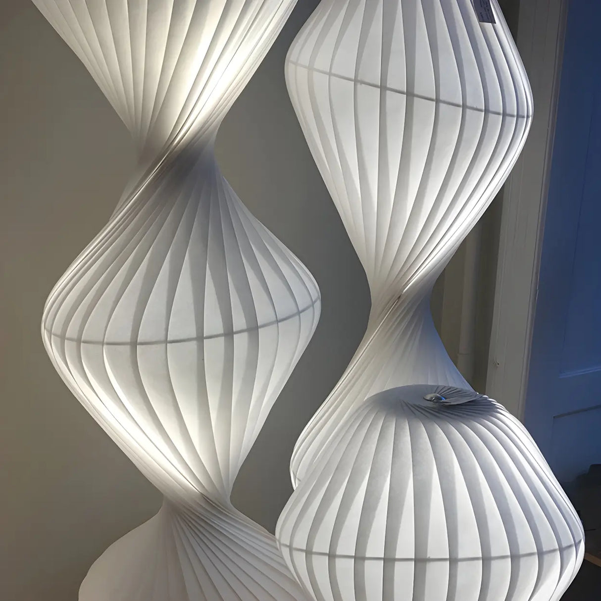 Mid-Century White Twisted TR33 Stehleuchte Floor Lamp Image - 8