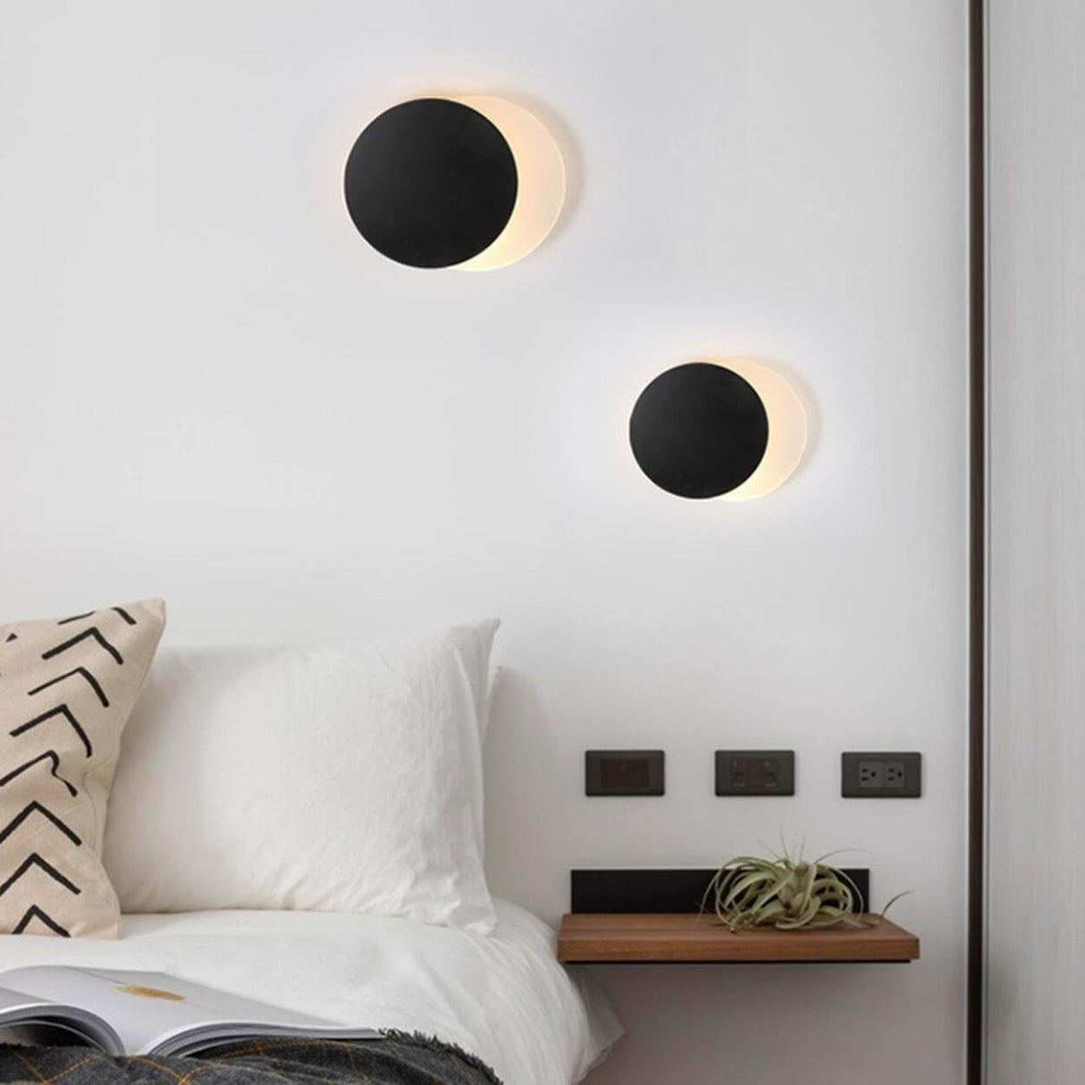 Minimalist Black Circular Metal LED Wall Sconce Image - 3