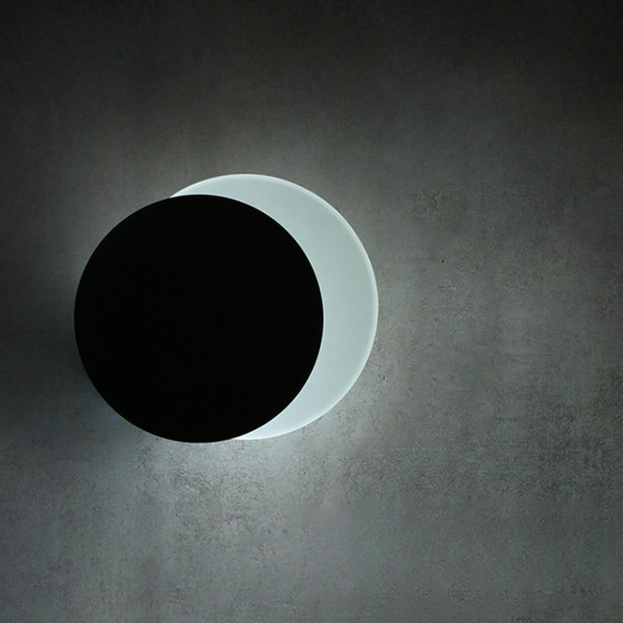 Minimalist Black Circular Metal LED Wall Sconce Image - 6