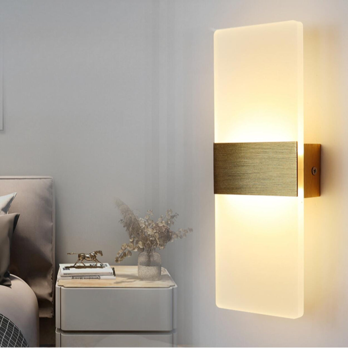 Modern Minimalist Rectangular Gold Wall Sconce Image - 4