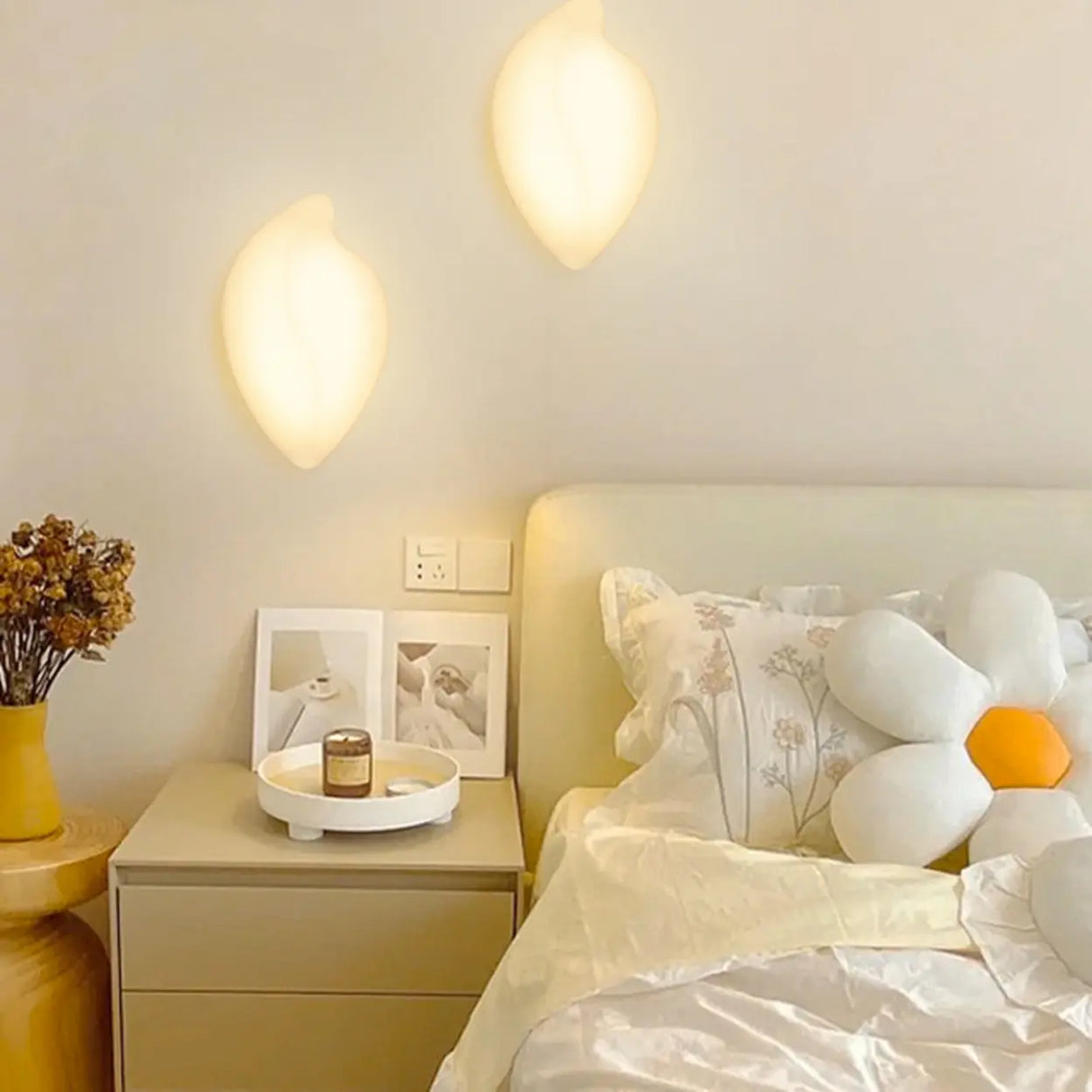 Modern Organic White Leaf-Shaped LED Wall Sconce Image - 3