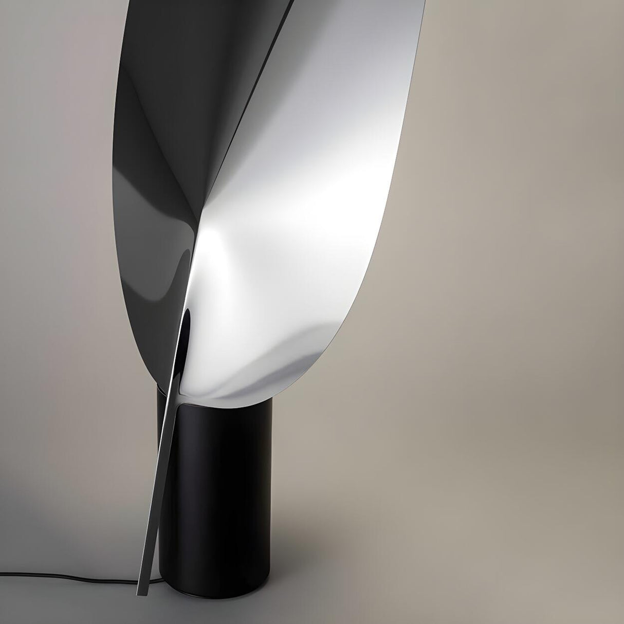 Simple Black Metal Base Leaf Shape Decor Table Lamp Image - 10