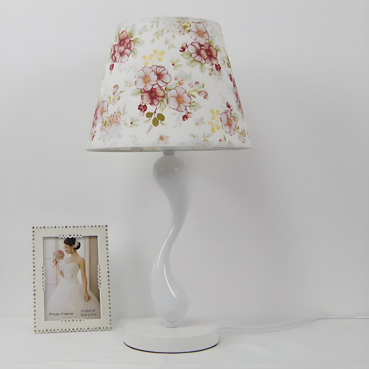 Simple Nordic White Fabric Curved Metal Base Table Lamp Image - 10