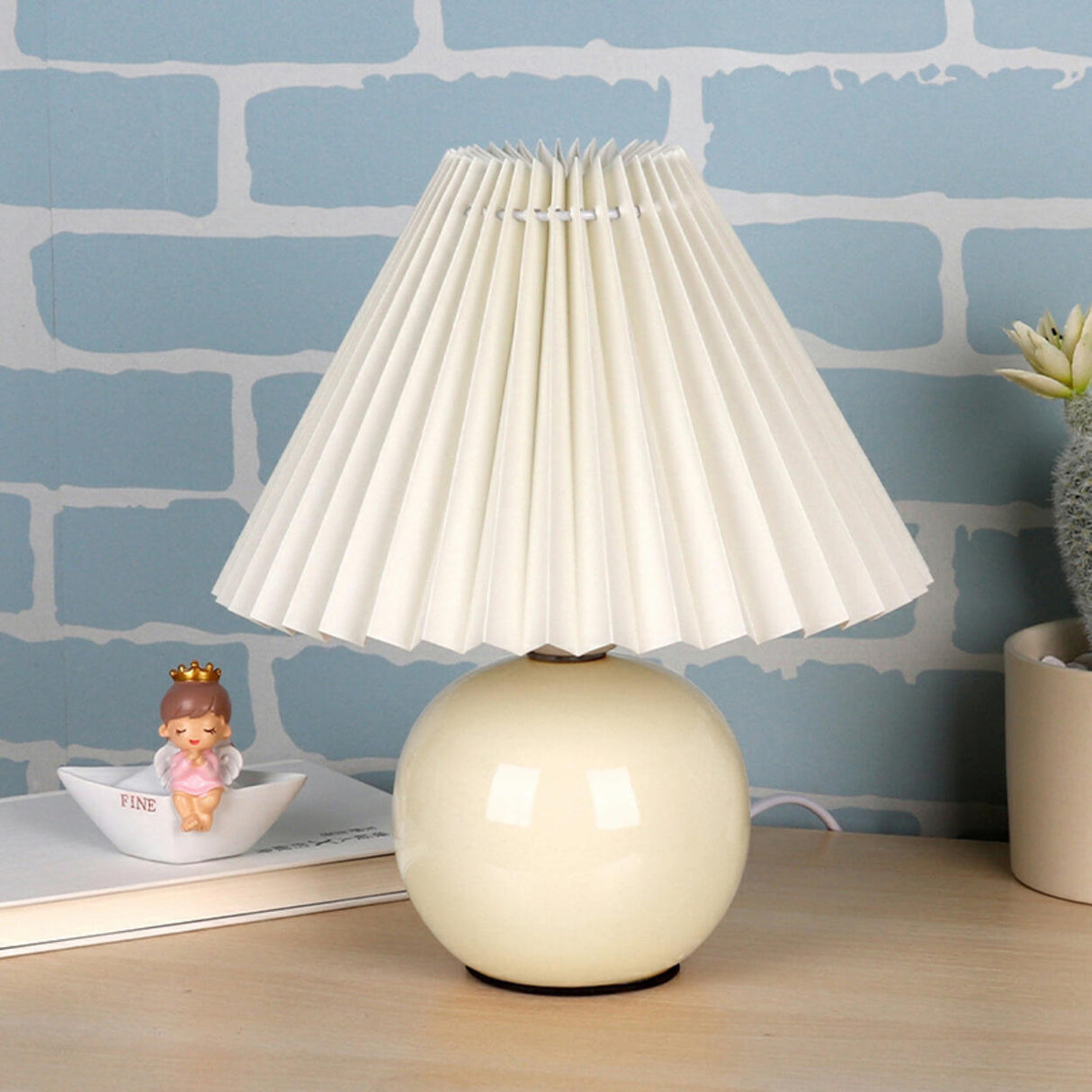 Sleek spherical ceramic pleated lampshade table lamp Image - 1