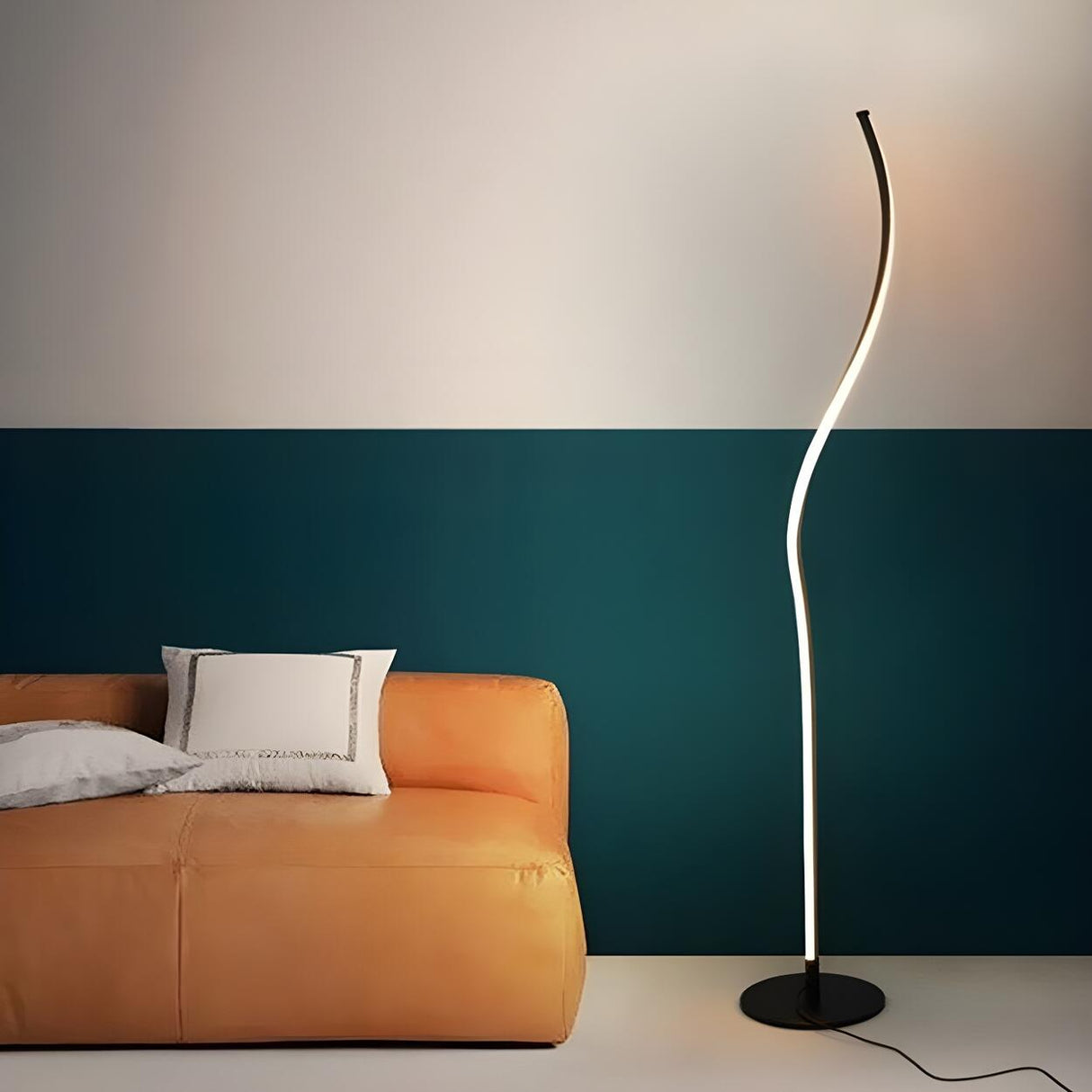 Streamlined Black Curved Metal Living Room Floor Lamp Image - 1