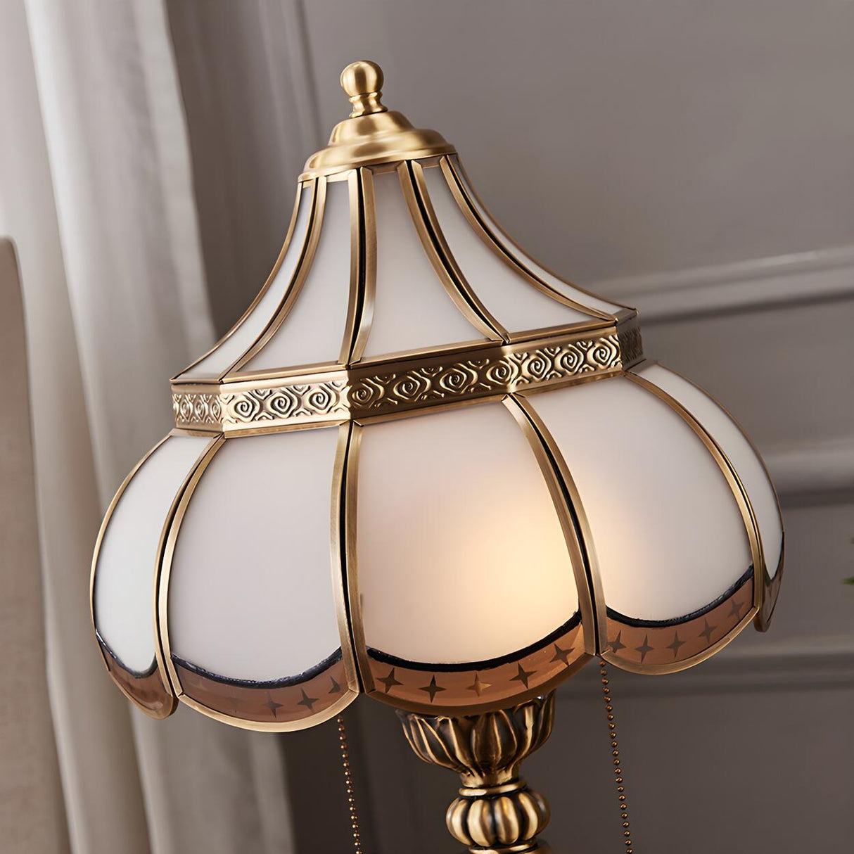 Traditional Brass Scalloped Glass Pull Chain Table Lamp Image - 6