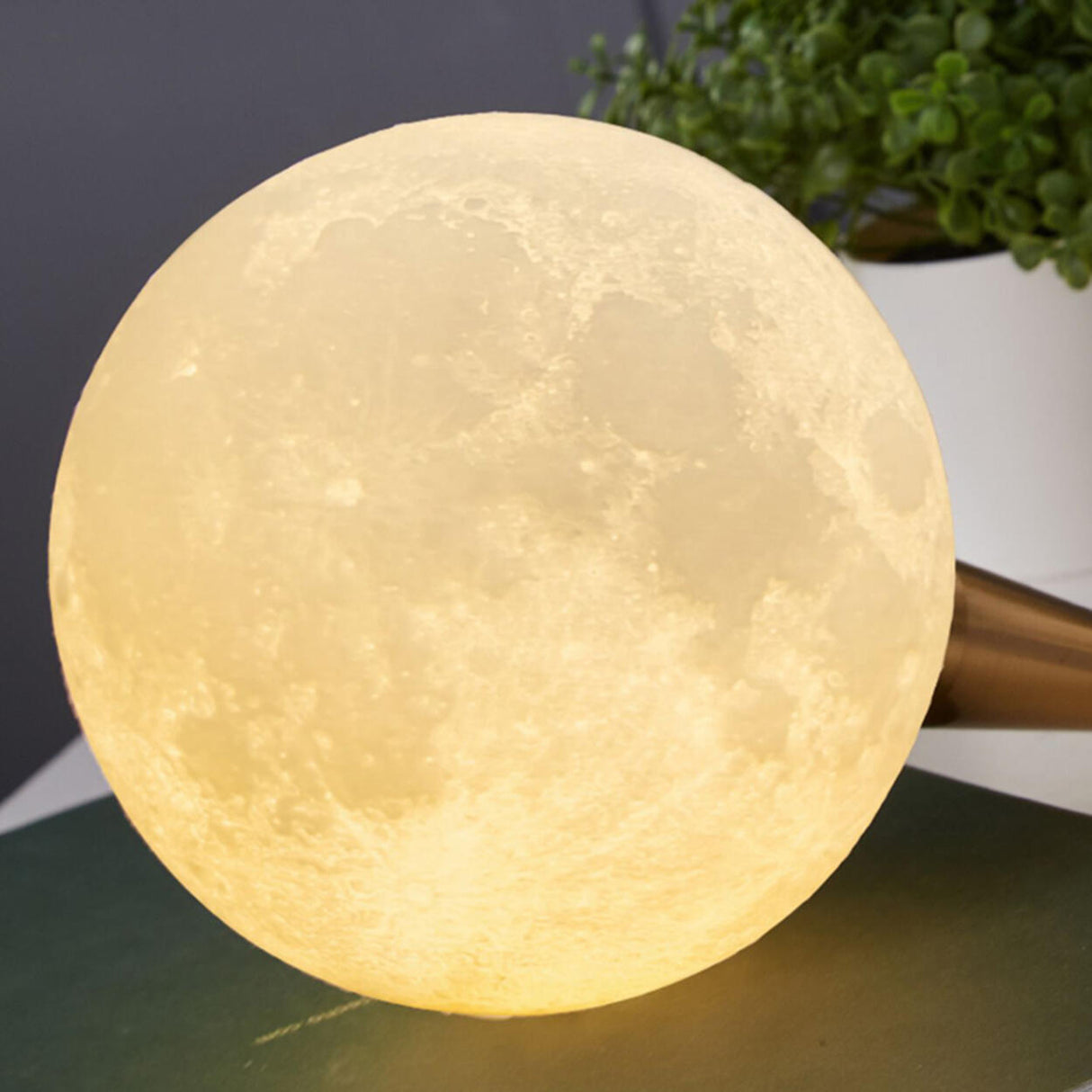 White Resin LED Astronaut Moon Decorative Table Lamp Image - 11